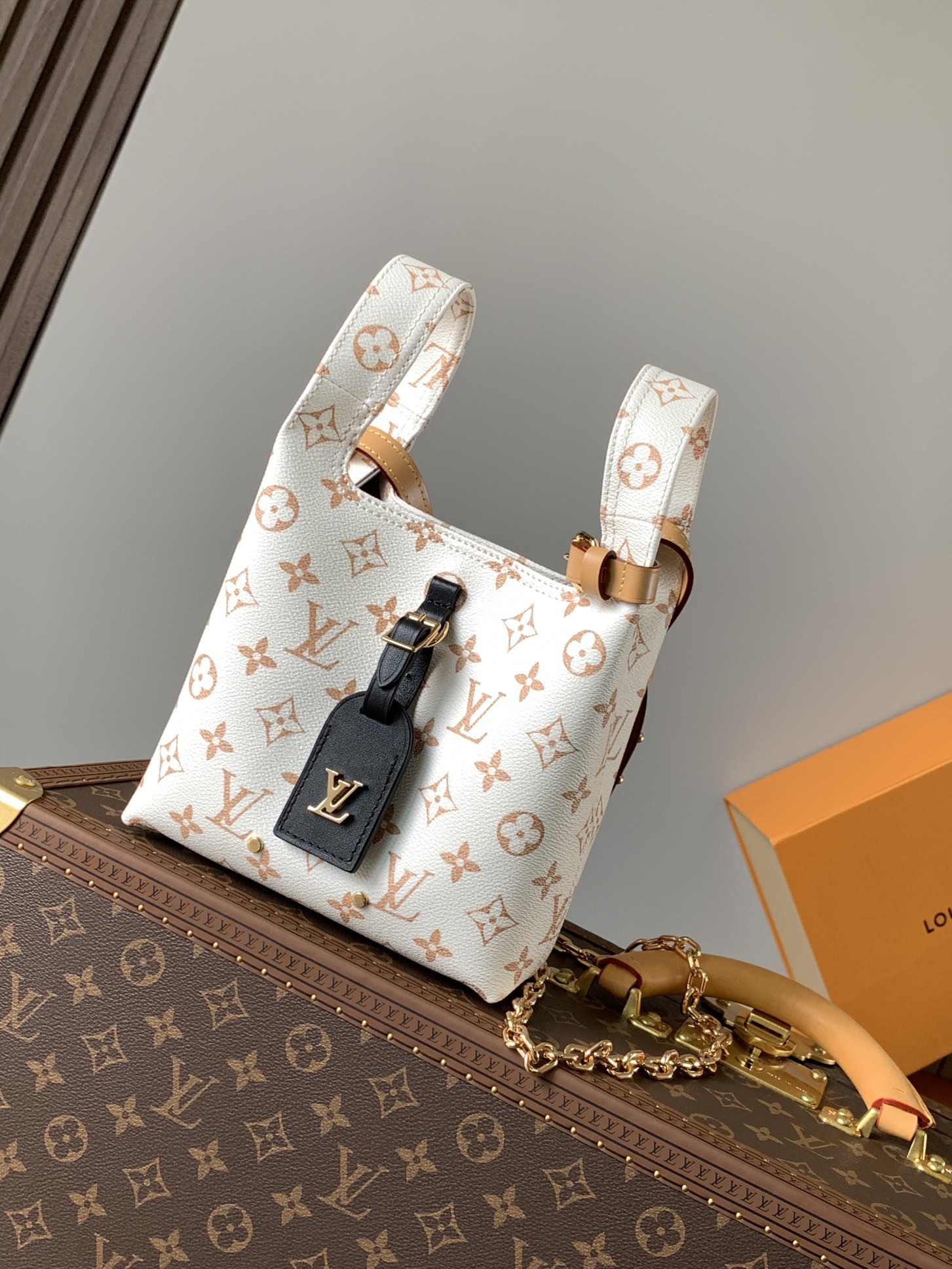 Louis Vuitton LV Classic Handbag Premium Canvas Padlock Detail Weekend Getaway High-End Fashion